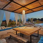 Arianna, Close To The Beach! By Mindyourvilla *
