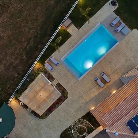 Arianna, Close To The Beach! By Mindyourvilla