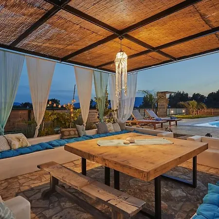 Arianna, Close To The Beach! By Mindyourvilla *