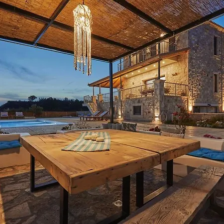 Arianna, Close To The Beach! By Mindyourvilla