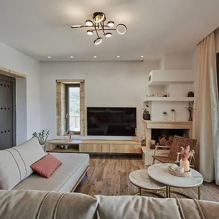 Arianna, Close To The Beach! By Mindyourvilla